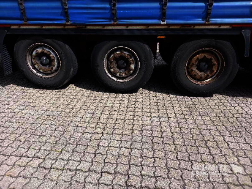 Krone - Standard Curtainsider (10)