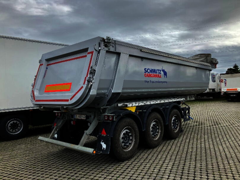 Schmitz Cargobull - steel half pipe body Tipper (1)