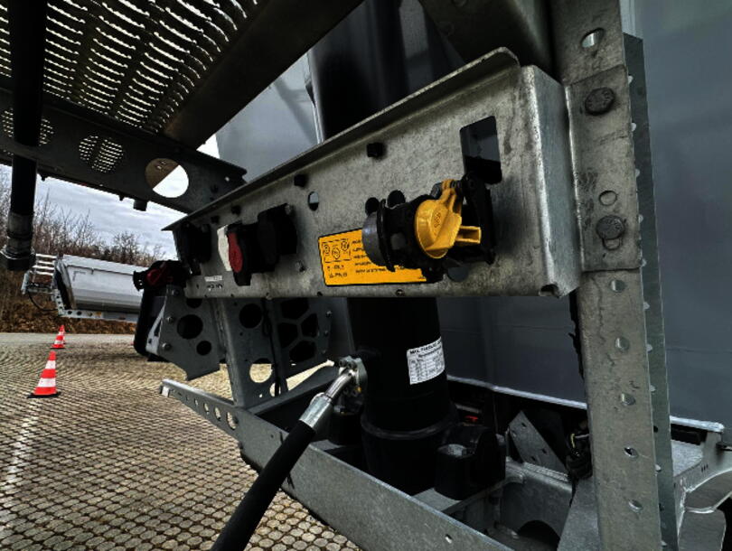 Schmitz Cargobull - steel half pipe body Tipper (8)