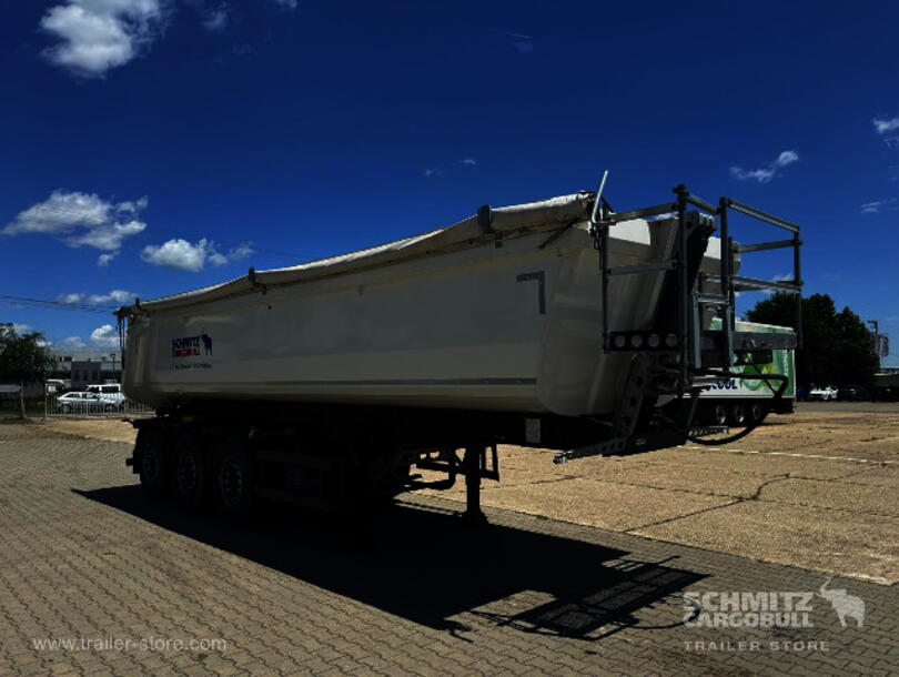 Schmitz Cargobull - steel half pipe body Tipper (1)