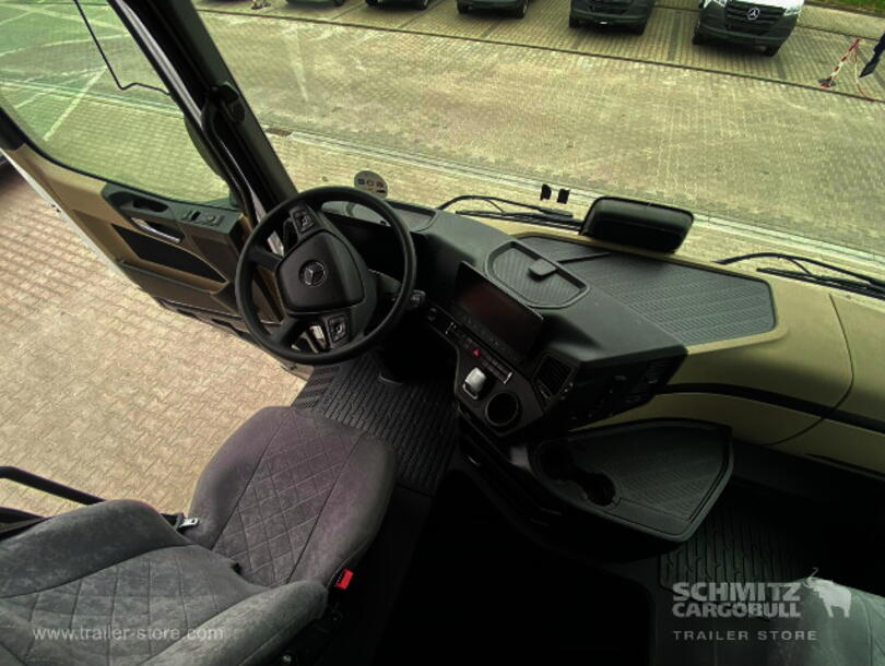 Mercedes-Benz - Commercial vehicles Tractor unit (9)