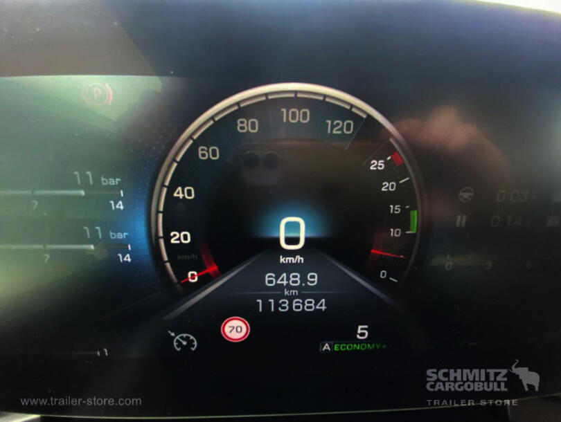Mercedes-Benz - Commercial vehicles Tractor unit (11)