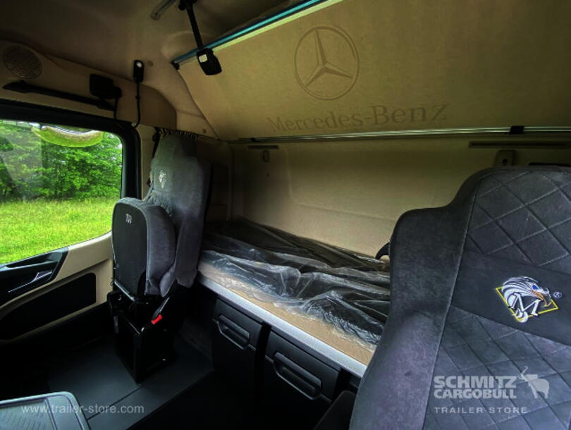 Mercedes-Benz - Commercial vehicles Tractor unit (13)