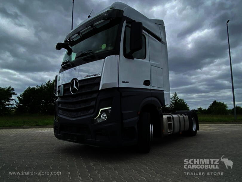 Mercedes-Benz - Commercial vehicles Tractor unit (1)