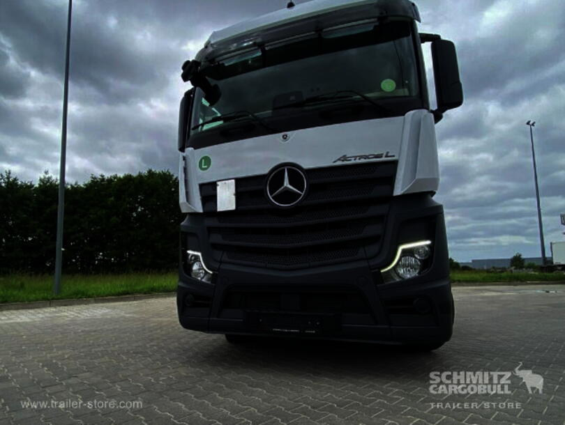 Mercedes-Benz - Commercial vehicles Tractor unit (7)