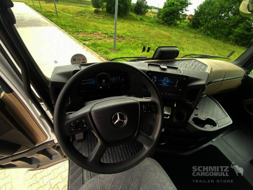 Mercedes-Benz - Commercial vehicles Tractor unit (8)